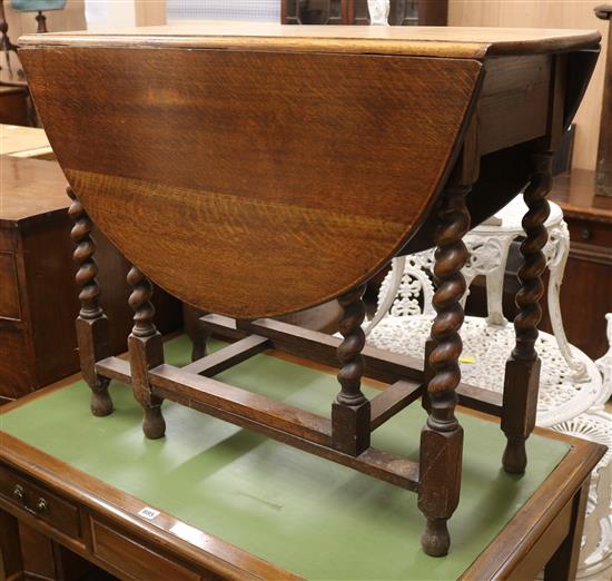 An oak gateleg table W.92cm